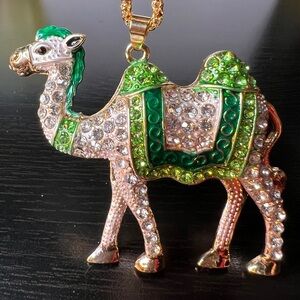 🐪 NWT! Green Rhinestone Camel Necklace